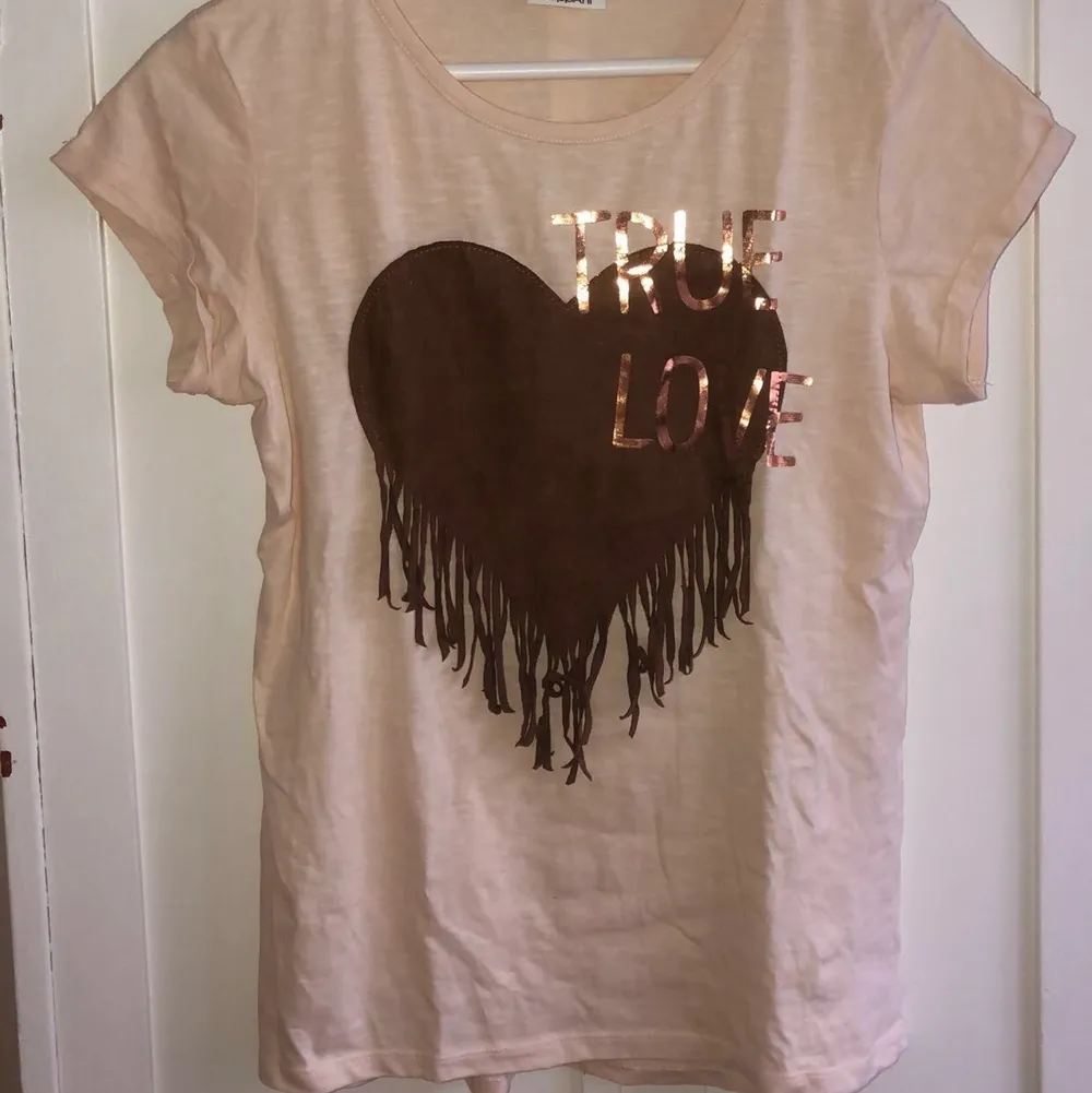 Rosa t-shirt med brunt hjärta i ”mockaimitation”. T-shirts.
