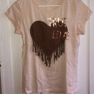 Rosa t-shirt med brunt hjärta i ”mockaimitation”