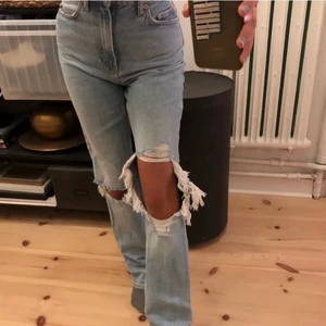 Mango jeans - Har ett par jeans ifrån mango i strlk 32, skit snygga men tyvärr så är de alldeles för små för mig i midjan!❤️ 