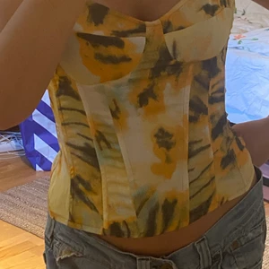 Trendig korsett - Jättesnygg korsett köpt på Sellpy. Säljer då jag inte får användning av den. Frakt tillkommer.💘⭐️💓