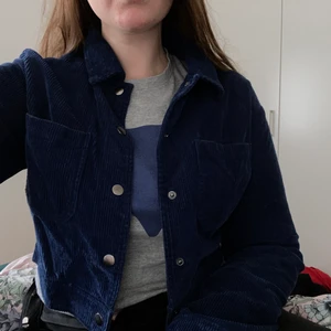 Kort jacka i ”manchester”🌎 - STORLEK: 42 | SKICK: Välanvänd| Fin kort jacka i manchesteraktigt material från Pamela X NAKD. Väl använd men är i väldigt fint skick! ✨