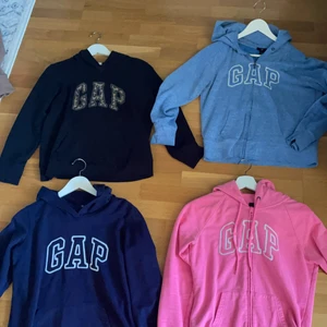 Hoodies, gap hoodies, gap zip up, tröjor  - Hoodies och zip ups från bland annat gap, zara och hm. Släng iväg ett meddelande om du vill ha fler foton eller  mer info så fixar vi det!☺️ de alla passar mig som är normalt storlek S-M, visa mer oversized än andra! Priset 50kr/st plus att köparen står för frakt, kan även mötas upp i Landskrona, Helsingborg området 