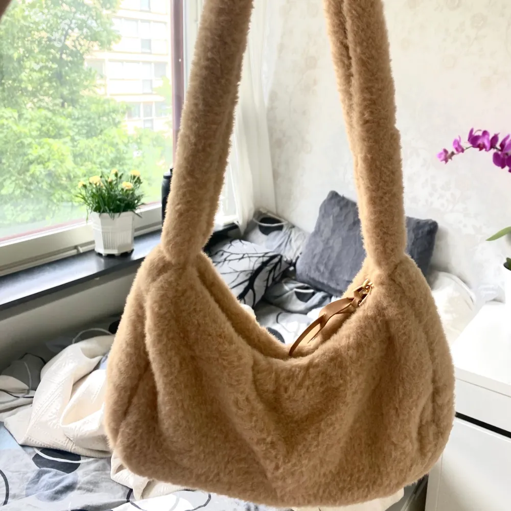 Jätte söt fluffig axelväska, hör av er vid intresse :)  . Accessoarer.