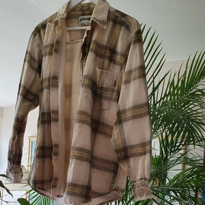 Super fin skjorta från 50tal - En 50 tal unisex skjorta som passar till båda kön och matcherar till allt.Man kan ha den som en jacka eller skjorta .Jag fick de från min mormor men jag har massor av skjorta. Finns fler bilder och bud I commenterna 