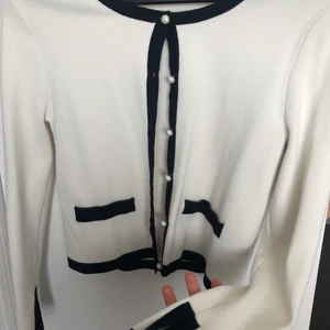 Chanel inspirerad tröja från Zara  - Tröja/Kofta från Zara. Säljs då den tyvärr inte längre kommer till användning. Den är i fint skick!