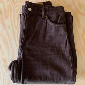 I princip oanvända bruna Yoko jeans (hög midja vida ben) i fin brun färg. Storlek 27