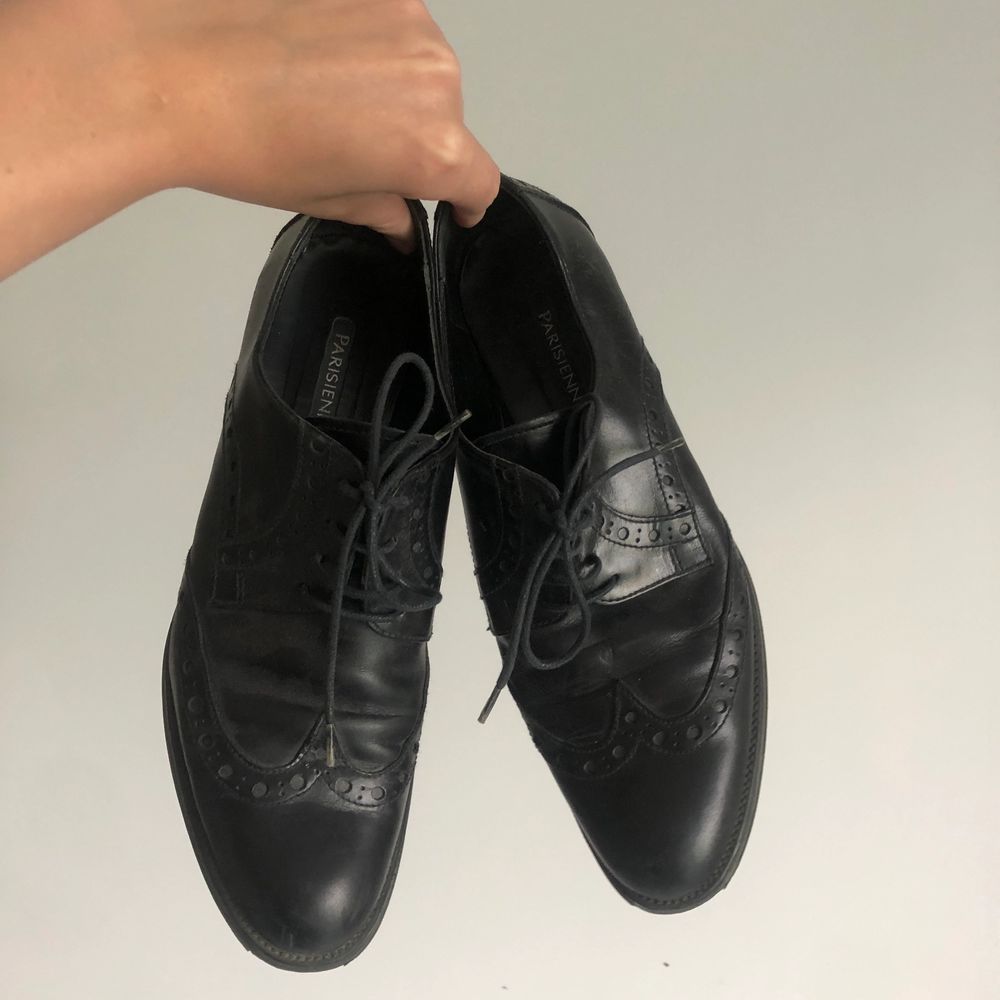 Super coola loafers från Parisienne med fina detaljer. Aningen slitna men lite puts fräschar nog upp :) köpare står för frakt!. Skor.