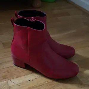 Snygga boots i läder imitation från märket Alley köpta på plick, med 5cm klack, sparsamt använda, har lite slitage på insidan av ena skon (se sista bilden). Frakt 66kr.