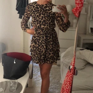 Leopard klänning - Super fin klänning, passar perfekt till sommaren! Storlek s, men har resår i midjan så passar en m också. Klänningen är från sisters point 