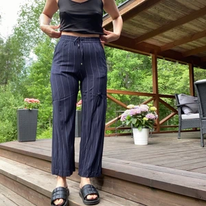 Marinblå byxor - Marinblå byxor med kritstreck. De är resår i midjan och stretch. Knappt använda så i jättegott skick. 🦋🦋