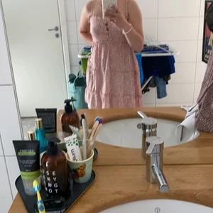 Blommog kläning från Zara - Säljer dena jätte fina röd och råsa blommiga kläningen med knappar över bröstet! säljer för att den är för litten runt bröstet🌸