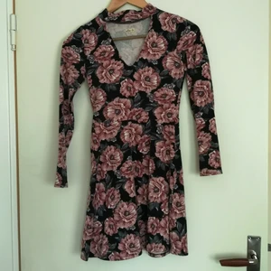 Hollister klänning strl XS - Fin klänning i stretchigt tyg, 95% bomull, väldigt bekväm. 