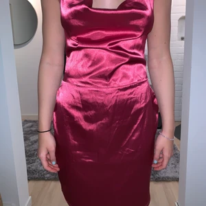 Klänning ifrån Missguided  - En plommon rosa/lila silkesklänning ifrån missguided. Är i strorlek 40 och formar kroppen väldigt snyggt. Är använd 2 gånger men är i bra skick. 