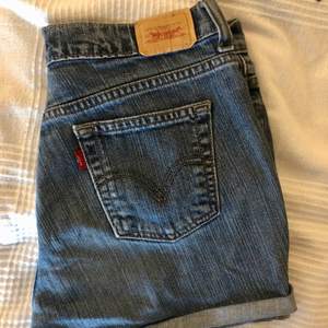 Blå Levis-shorts i strl w28. Används inte då de tyvärr är för små. Köpare står för frakt, kan också mötas upp! :))