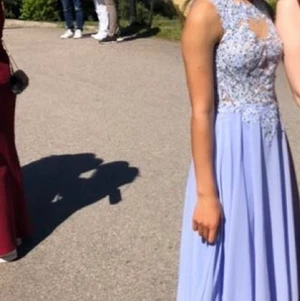 Balklänning - Säljer min oerhört tjusiga balklänning då den inte kommer till användning längre. Jag är 1,67 och skulle nog säga att klänningen är en s/xs Bara använd en gång och är i nyskick! Fråga om fler bilder!:) köparen står för frakt.