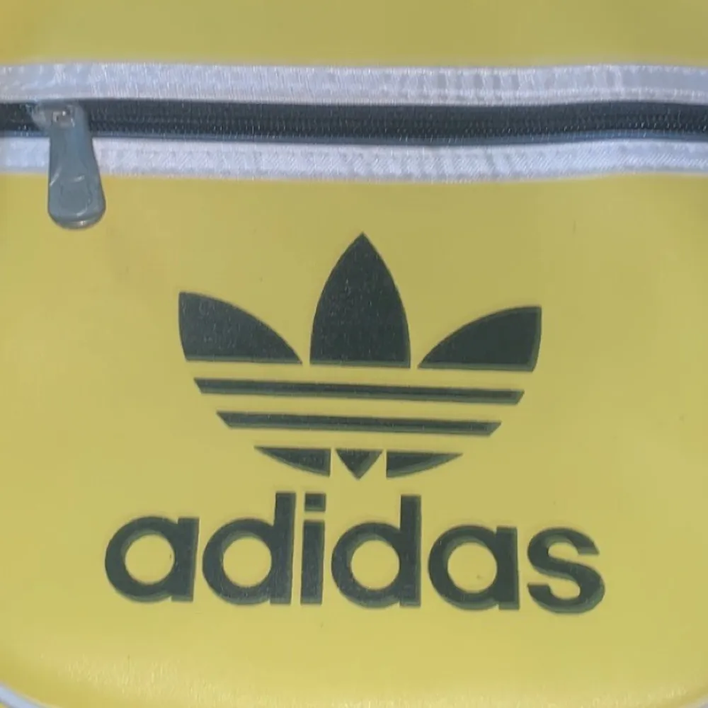 Adidas - en gul väska köpt för några år sen, aldrig använd bara legat i garderoben. . Väskor.