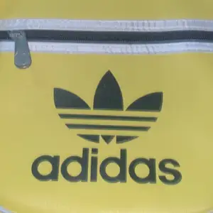 Adidas - en gul väska köpt för några år sen, aldrig använd bara legat i garderoben. 