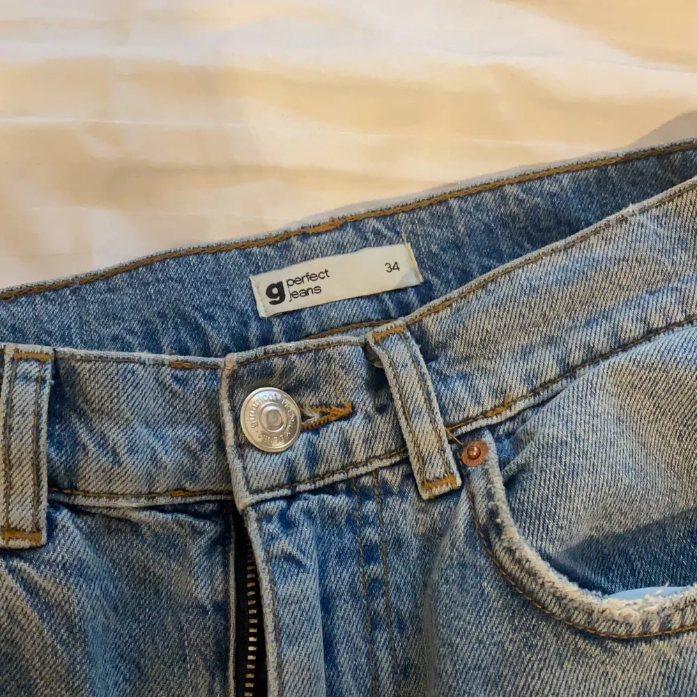 Jeans ifrån gina tricot, köpta för 600kr knappt använda, säljer för 350kr . Jeans & Byxor.