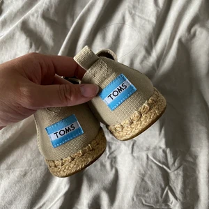Skor från TOMS i stl 6.5 - Skor från TOMS i storlek 6.5, passar mig som har storlek 36 perfekt! Helt nya/aldrig använda, endast testade! 
