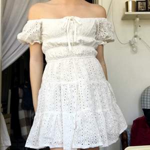 Fin vit klänning. Köpt till student men aldrig använd, jättefin till sommaren annars!