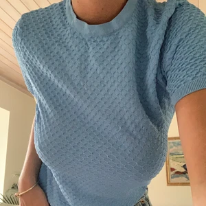 Blå stickad T-shirt zara - Så fin stickad T-shirt i mönster från Zara storlek XL, men som ni ser på bilderna är den liten i storleken! Postas spårbart för 51kr och med frimärken 36kr❤️