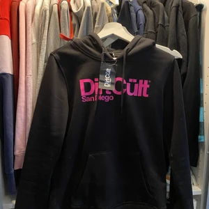 Helt ny dirtcült hoodie - Helt ny dirtcült hoodie, lite omtöcknad lapp dock. Är otroligt liten i storlek (vilket denna modellen är), är märkt L men passar bra på mig som är S/M. Står på deras hemsida att de är små i storleken ☺️  Aldrig använd. Nypris låg på 699.