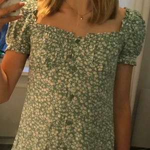 Sommarklänning - En jättefin sommarklänning från nelly som aldrig är använd