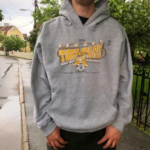 Vintage Hoodie - Grå vintage hoodie ”cowboy turf wars” i storlek XL Person på bilden är 184 cm, hör av dig om du har några frågor eller vill ha fler bilder/mått på plagget ✌🏼