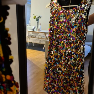 Klänning  - Party klänning i pärlor str m/s nyskick