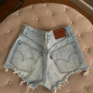 Levis 501 shorts  - Levis shorts dam i storlek 25. Sparsamt använda. Jättefin färg och passform. Perfekt till sommaren! 