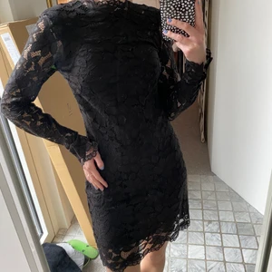 Klänning i svart spets  - Säljer denna fina klänning då den inte kommer till användning! 💕 storlek XS men passar S också!