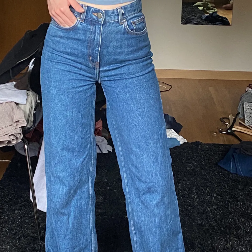 Jeans från &other stories i storlek 26. Knappt använda, jag är 170 cm och de går nästan ner till marken! . Jeans & Byxor.