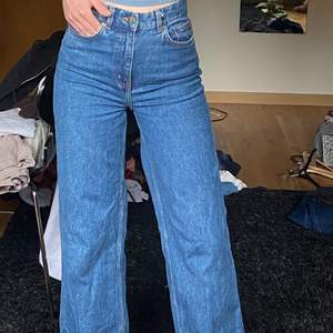 Jeans från &other stories i storlek 26. Knappt använda, jag är 170 cm och de går nästan ner till marken! 