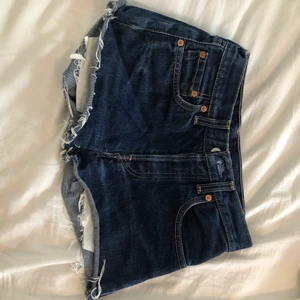 Levi’s Jeans Shorts - Sköna midwaist jeansshorts från Levi’s. Skitsnygg färg och snygga med lite retro-feeling,  men tyvärr blivit för små för mig. Har rymliga fickor fram och bak. Skulle passa en XS eller en S, jag är nuförtiden en större S/liten M. Köpare står för frakt.
