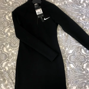 Nike klänning storlek xs  - Helt ny Nike klänning o andvänd bara testar en gång. Super snygg sitter tight på kroppen och är kropps sydd. Dragkeja ner från halsen ner till brösten med ett vit Nike märke.