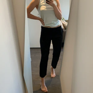 Zara svarta silkeslena lowcut byxor  - Mjuka och sköna byxor från Zara. Storlek 38. Silke-imitation. 50kr