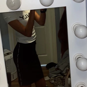 Tommy hilfiger kjol svart -  En Tommy kjol som är mjukis och skön. Passar för Xs och S och den har bara använt den två gånger