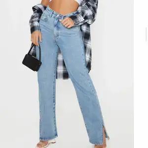 Fina och just nu väldigt trendiga jeans! Dem är ljusblåa och ser ut exakt som på bilden, säljes för att dem kom i för stor storlek. (Skicka ett meddelande om ni vill ha tydligare bild) 