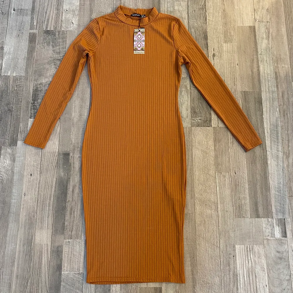 Description: Boohoo Ribbed High Neck Long Sleeved Midi Dress BRAND NEW with tag  Size: UK 10/ US 6/ EUFR 38/ EUDE 36 Material: 100 % polyester  Condition: Good/New. Klänningar.