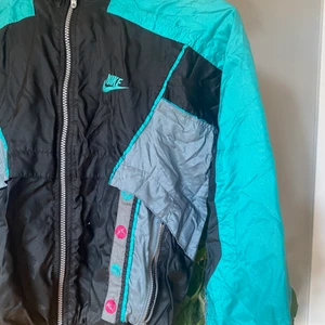 Vintage Nike jacka  - Köpt i Bryssel på secondhand, jätte fin men tyvärr för liten för mig.