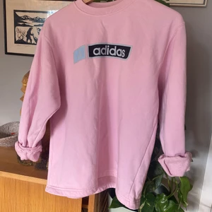 Addidas sweatshirt  - Köpt på second hand i Bryssel. Liten fläck på baksidan men inget som märks 