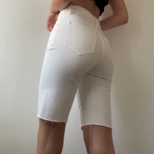Vita shorts S - Ett par vita shorts jag klippa själv från ett thriftade jeans. Sitter som en SMÄCK på xs-s. Aldrig använda. FRAKT tillkommer från 66kr. 
