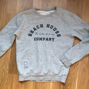 Tröja  - Fin tröja från kids brand store! I topp skick,men säljer pga Ingen andvändling av den❤️köparen står för frakten🥰