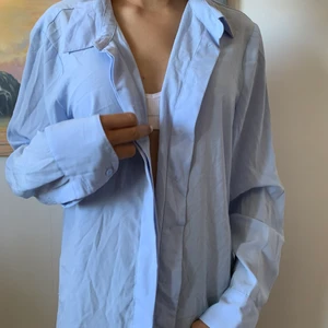 Blå skjorta - Super bekväm skjorta! Från HM och är storlek 42 men passar bra på mindre storlekar, blir då oversize fit💖 säljer för 50kr + frakt💘
