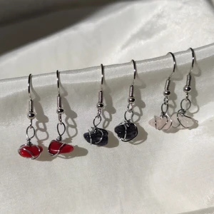 Kristall-örhänge - Dessa örhänge är gjorda av ÄKTA kristaller. Om ni vill veta deras egenskap kan ni fråga mig privat. Kostar 22kr/per par eller 40kr/ för två par! ❤