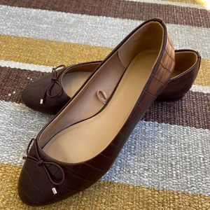 Ballerinaskor  - Ballerina skor från H&M. Har använt bara en gång och är i väldigt fint skick. De är väldigt bekväma men jag har redan andra liknande skor så säljer jag den. Priset kan diskuteras. ☺️