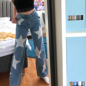 Säljer dessa balla jeans med stjärnor! Bara testade, men inte riktigt min stil och behöver pengar 🤩💓 Möts upp i Stockholm eller så står köparen för frakt 🥰