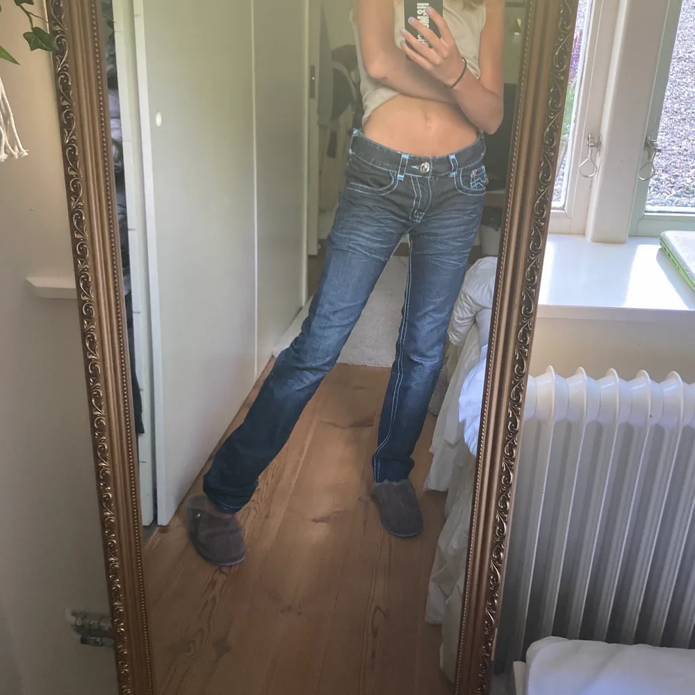 Mörkblå lågmidjade jeans från true religion. Egentligen väldigt stora men jag har sytt om de så de passar en 36! Skriv om ni har frågor😁. Jeans & Byxor.