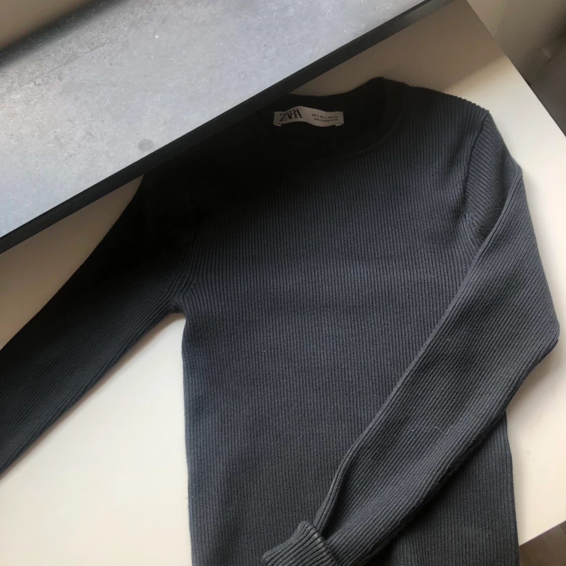 Långärmad marinblå tröja från zara i storlek S - 90