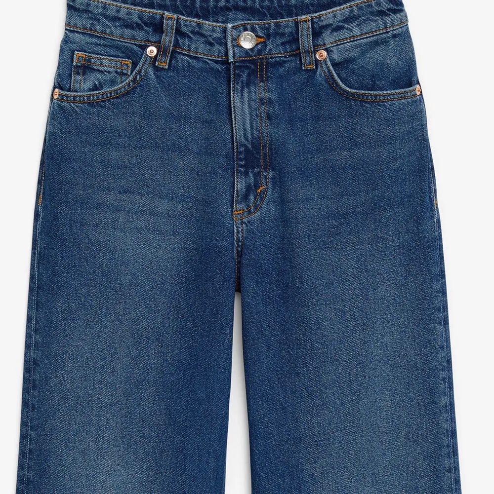 Monki jeans i modellen Yoko, väldigt snygga och bekväma men dessvärre avklippta. Jag klippte dem lite kortare eftersom att jag är 160 cm, så om du är runt 160 och kortare (funkar säkert om du är längre också eftersom att de fortfarande är lite långa på mig) så lär de passa jättebra. Nypris 400kr, säljs för 100kr + 62kr frakt. Jeans & Byxor.